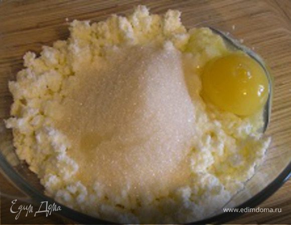 Добавить сахар, ванилин, яйцо и муку, тщательно вымешать. Если Вы хотите, чтобы сырники были плотнее (и легче было их лепить) кладите муки больше, а если хотите ощутить именно вкус творога - муки кладите поменьше, но тогда Вам пригодится определенное искусство лепки :)) Чем я собственно и занялась.