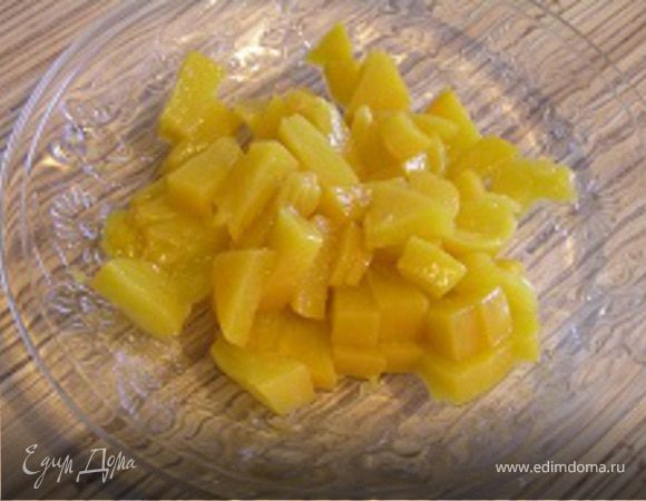 К сожалению, весь процесс заснять неудалось, сами понимаете, что руки-то были заняты :) Итак приступим. Персики нарезать маленькими кусочками, дать стечь лишней жидкости. Столовой ложкой набрать творожную массу и положить на ладонь, сверху чайной ложкой положить немного начинки из персиков, добавить еще творожной массы и слепить овальчик. Так поступать с оставшейся творожной массой и начинкой. Затем сырнички слегка присыпать мукой и обжаривать с 2 сторон до золотистой корочки. Подавать со сметаной.