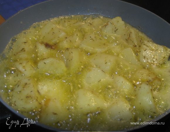 И опять займемся нашей картошкой! На разогретую сковороду, влить ст.л. оливкового масла и отправить туда же картофель! Посолить, добавить 7 веточек тимьяна( у меня,признаюсь честно, был сухой) и 100 гр сливочного масла! Когда масло расплавится и хорошо раскалится, уменьшить огонь и обжаривать картофель периодически потряхивая сковороду,чтобы масло пенилось и покрывало собой всю картошку. И так минут 10, пока картофель не приобретет красивый золотистый оттенок!