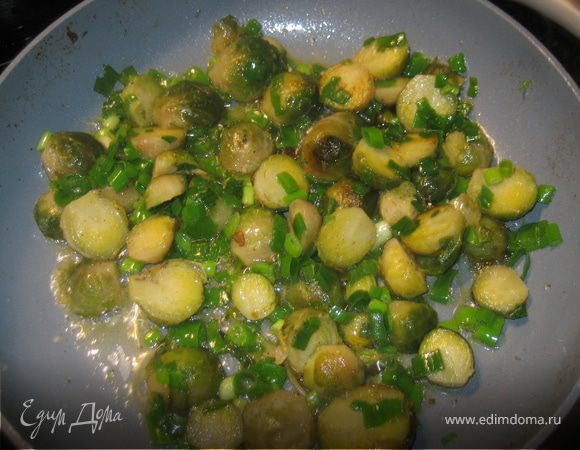 Теперь брюссельская капуста! Наша задача ее просто разогреть, поэтому в сковороде с 50 гр сливочного масла подогреваем нашу капусту. А затем присыпаем мелко нарубленным зеленым луком.