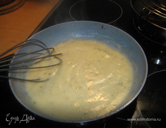 Ароматы уже витают по всему дому, муж периодически заглядывает на кухню с полными надежды глазами :) а у нас практически все готово! Осталось приготовить соус Грейви! 
Для этого растираем 30 гр слив.масла с 30 гр муки. Разогреваем говяжий бульон(я думаю, если его нет, то вполне можно заменить водой), добавляем понемногу промасленную муку, постоянно помешиваем и доводим бульон до состояния соуса. од конец добавляем пару веточек тимьяна! 
Вуаля! Сервируем стол, открываем вино, и наслаждаемся нежнейшим вкусовым сочетанием! Приятного аппетита! :)