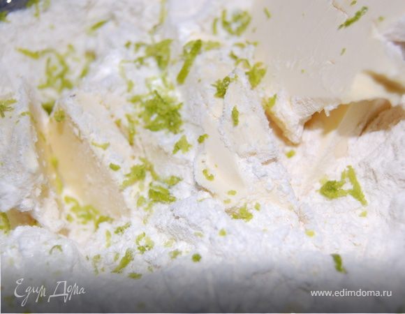 Замешиваем быстро, чтоб масло не растаяло, лучше в комбайне. Добавляем 1 яйцо и убираем на 1 час в холодильник. В данном случае я решила для аромата и с тесто натереть немного цедры лайма. готовое тесто легко распределяем руками по форме и накалываем в нескольких местах вилкой.