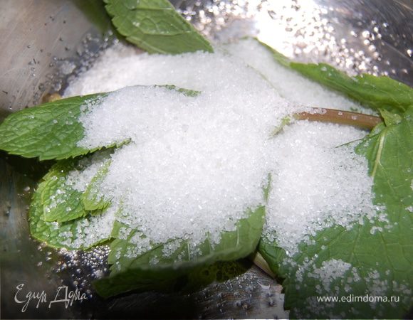 Я немного отступила от первоисточника. Взяла пару веточек мяты и заварила кипятком с парой ложек сахара. Кипятка взяла буквально 30 милилитров. Затем остужаем, мяту вынимаем, добавляем цедру лайма и лаймовый сок. Добавляем еще 100 грамм сахара, все тщательно перемешиваем. Ну и какой же мохито без пары ложечек рома!