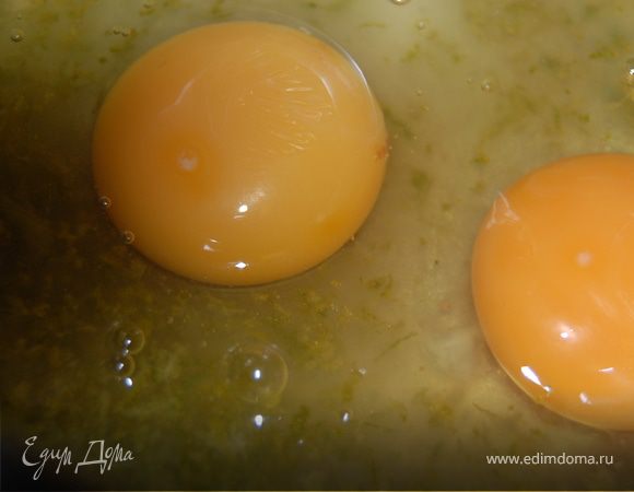 Добавляем 2 яйца и тщательно снова перемешиваем.