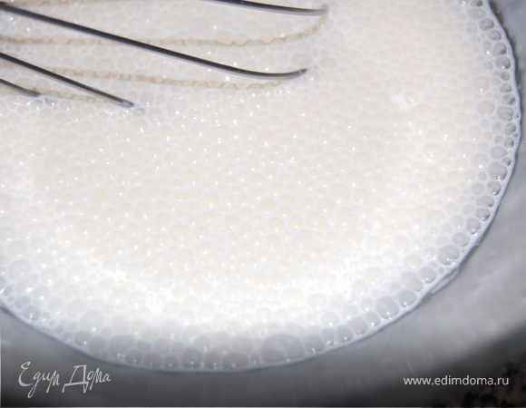 Вливаем сливки, снова перемешиваем. Из нашего теста уже готова основа для пирога. Все пеклось 20 минут при 200 градусах. Аккуратно выливаем наш мохито, уменьшаем температуру в духовке до 160 градусов и запекаем еще 25-30 минут.