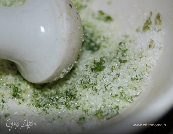 Пока наш пирог охлаждается, можно заняться украшением. Растираем 2 столовые ложки сахара с мятными листьмя. Эту идею подглядел автор моего рецепта у голого повара, а тот плохому не научит!