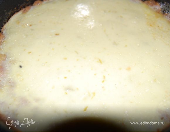 Вынимаем наш пирог из духовки, даем ему полностью остыть. Совсем забыла написать, что как всегда подстраховалась и смазала маслом форму и посыпала панировочными сухарями, не люблю, когда начинаются проблемы с выимкой изделия!Так что извлекам нашего красавца без труда на тарелку.