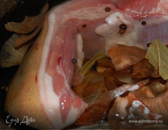 Наливаем воду в кастрюлю, кладем туда луковую шелуху ( у меня было от 5 луковиц), лаврушку, перец горошком,  солим обильно, укладываем грудинку и варим около часа. За счет шелухи она приобретает очень красивый цвет, краше чем у покупной.