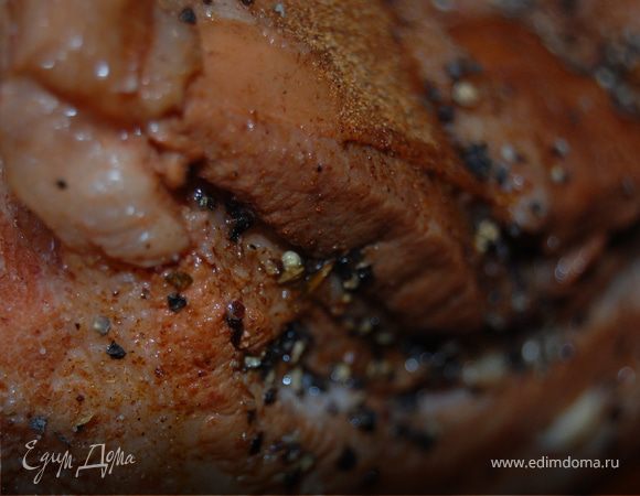 Вариант №2 – Нашпиговываем чесноком, натираем перцем и отправляем зарумяниваться в духовку. За одно и лишний жир вытопится! Есть можно как горячей, так и холодной, мне больше понравилось в холодном виде, на следующий день! Это полный восторг, посмотрите на фото и вы сами все поймете! Надо было еще довольное лицо мужа запечатлеть)))
