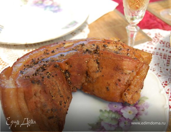 Вариант №3 – Если все происходит на даче, и у вас «случайно» есть коптильня, то сразу из кастрюли, натертая и нашпигованная грудинка отправляется прямиком в коптильню, где ее поджидают ароматные стружки! Дальше комментарии излишни – выбирайте свой вариант и приятного всем аппетита!