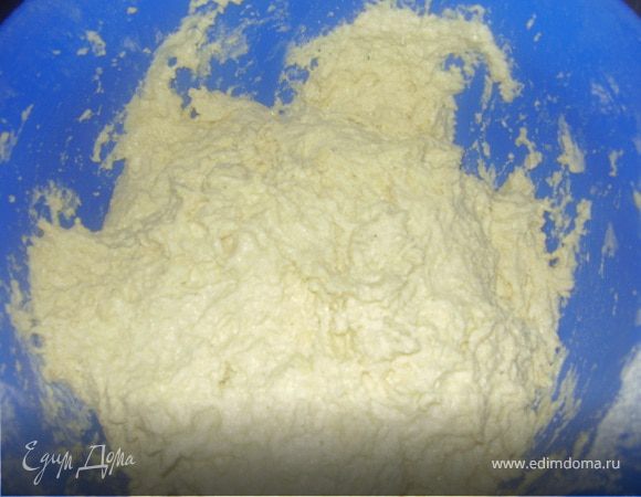 Перемешать обе муки хорошо с теплой водой.Оставить на 40 минут чтоб кукурузная мука насытила своим цветом тесто.