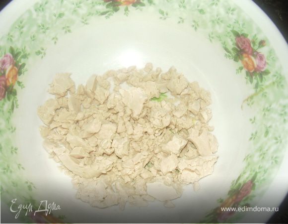 Дрожжи развести в небольшом количестве теплой водички.