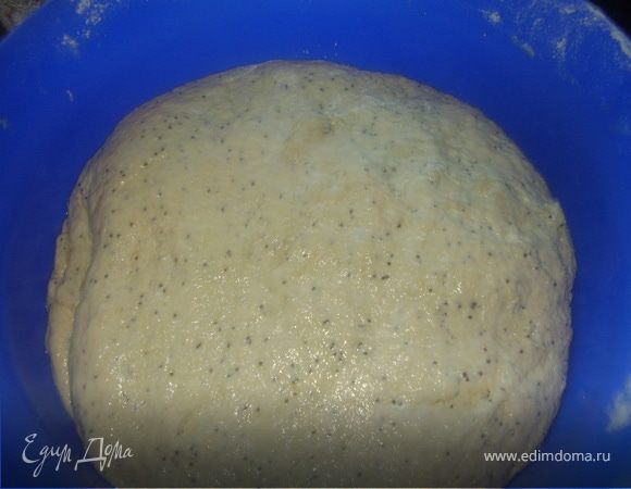 После добавляем мак и оливковое масло,хорошо вымешиваем тесто ,подсыпая просеянную пшеничную муку,чтоб хорошо замесить тесто.Оставляем еще на 40 минут хорошо подойти.