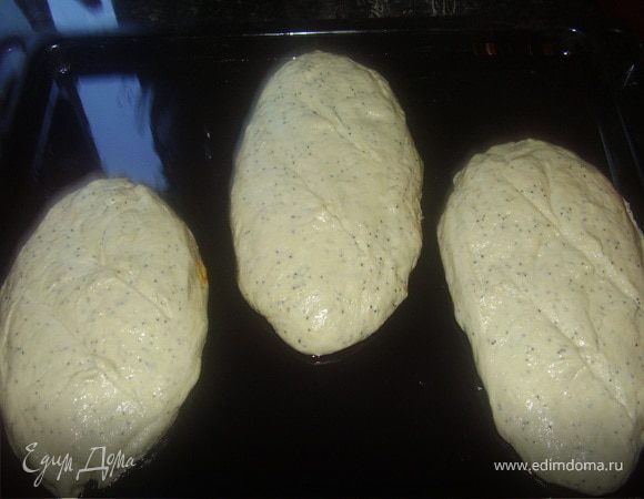 Потом берем тесто и смазав руки оливковым маслом формуем батончики набольшие.Выкладываем их на противень,сделав вдоль на них острым ножом надрезы.