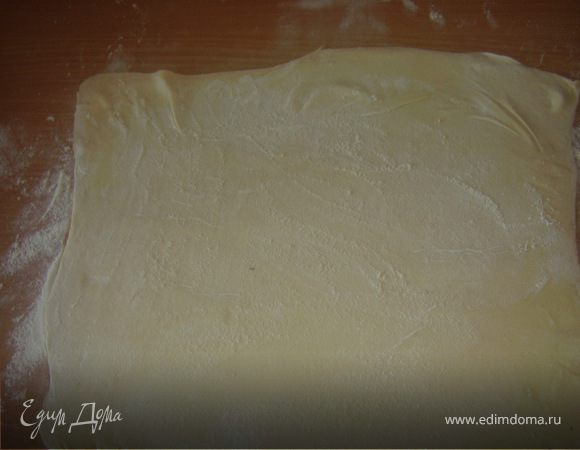 Ракатываем его тонко на квадраты.