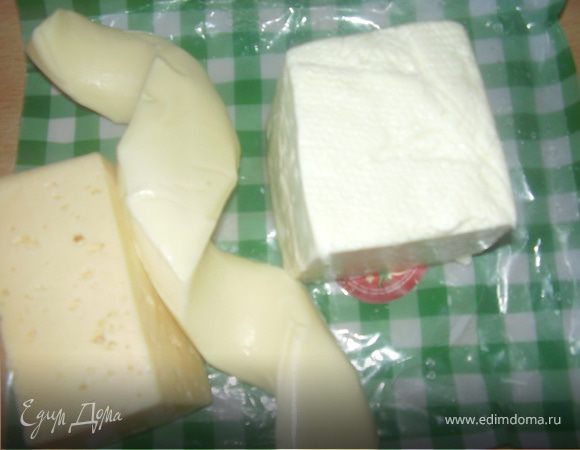 Берем три вида сыра-сулугуни,брынзу,твердый российский сыр.