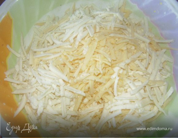 Натираем сыр на крупной терке.
