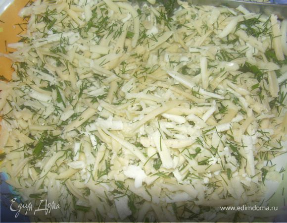 Зелень мелко рубим и добавляем к сыру,перемешиваем.