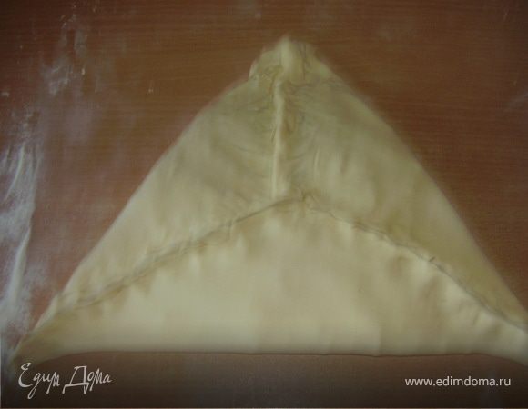 Защипляем тесто в виде треуголки...