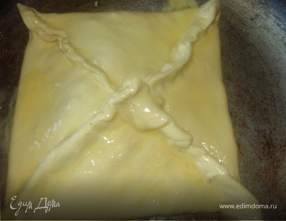 Выкладываем на противень,смазываем хорошо взбитым яйцом.