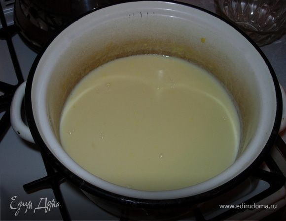 Желтки растираем с сахаром, разводим теплым молоком и ставим на водяную баню. Варим до густоты жидкой сметаны.Пока варится, желатин разводим в 190г воды.
Снимаем с огня, добавляем желатин и ваниль, ждем пока остынет.