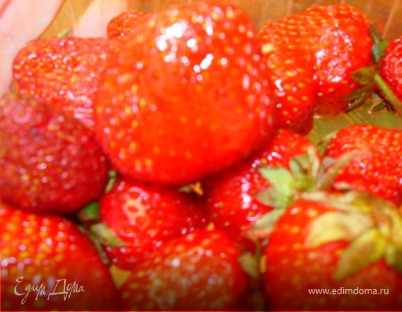 Взбиваем охлажденную сметану и вводим тонкой струйкой нашу остывшую смесь.
Разливаем и ставим охлаждаться на ночь.
Утром достаем, украшем клубникой и мятой(а вобще, кто чем хочет) и со свежеваренным кофе наслаждаемся утренним десертом!!