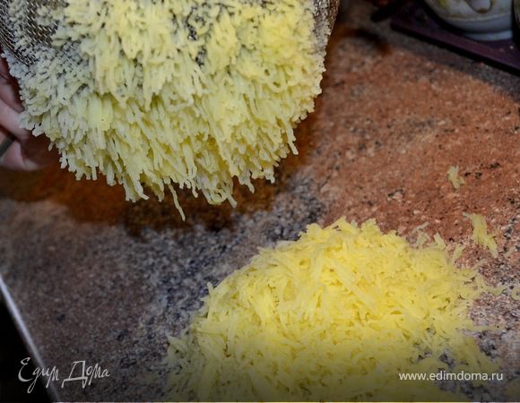 Отвариваем картофель до полной готовности и подсушиваем, затем делаем пюре, кто как любит. Я через сито продавливала.