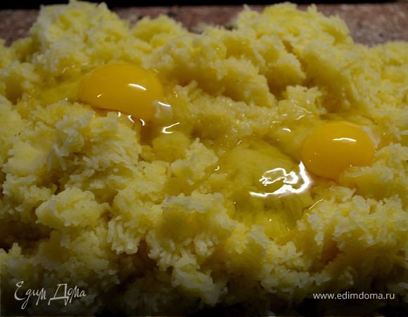 Добавить 2 яйца.