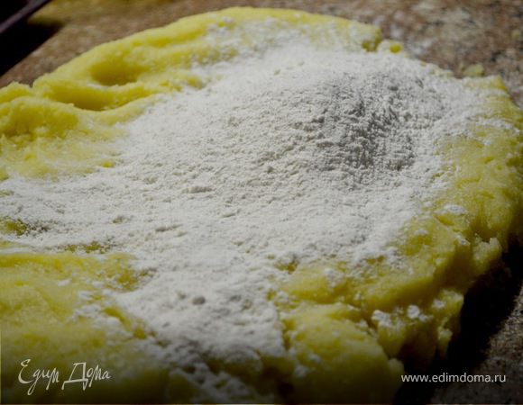 Постепенно добавить в пюре муки, сколько возьмет, до состояния легкого теста.