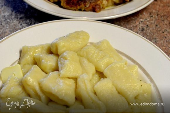 Подать со сливочным маслом. Я подала ньокки с кусочками обжаренной курицы в киви.