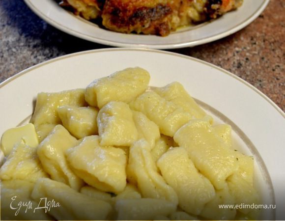 Подать со сливочным маслом. Я подала ньокки с кусочками обжаренной курицы в киви.