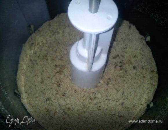 печенье измельчить в мелкую крошку (250г оставить).
доб.творог, сахар, орехи.
и хорошо измельчиль.