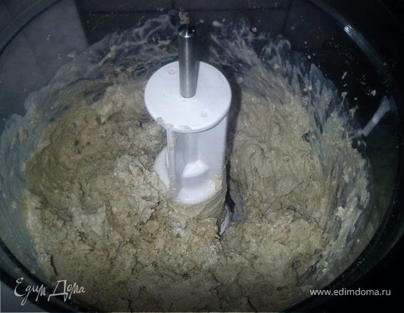 добовлять по немногу сгущёнку,(что бы масса не была сухой).