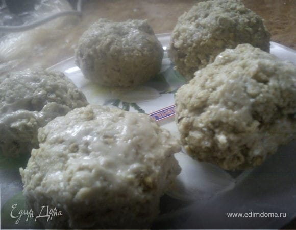 готовые шарики обволять в крошке печенья.
и убрать в холодильник на пару часов.
приятного аппетита))))