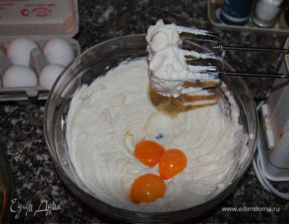 Взбиваем творог со сметаной. Отделяем желтки от белков, и желтки добавляем к творогу.