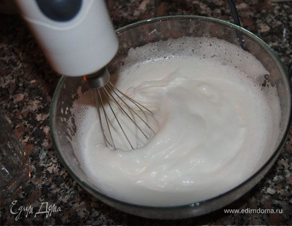 Взбиваем белки, постепенно добавляя сахар.