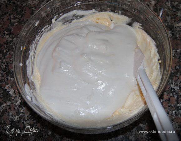 Аккуратно вводим белки в творог.