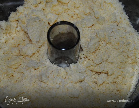 Разогреваем духовку до 180 градусов. Все ингредиенты для теста смешиваем руками или в комбайне до консистенции неравномерной крошки. Масло для теста должно быть холодным!
