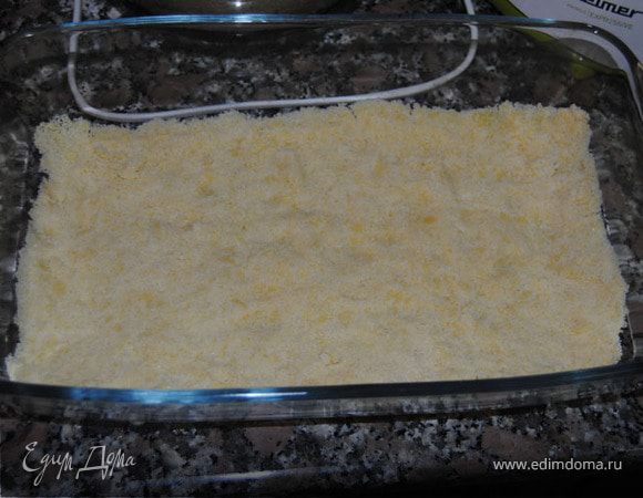 В творожную начинку по желанию добавляем вишню (оттаявшую).
На дно формы крошим часть теста, выкладываем начинку, сверху опять крошим тесто.