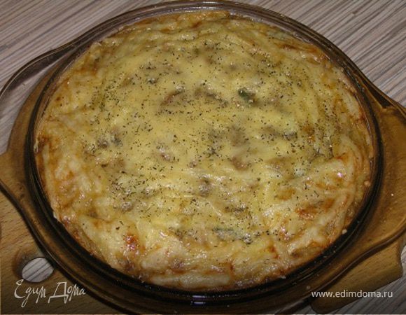 Яйца слегка взбить, добавить сухари, орегано, шпинат и соус болоньезе, все перемешать, немного присолить и выложить в огнеупорную форму. Сверху посыпать тертым сыром. Выпекать при 190 градусов 25-30 минут.