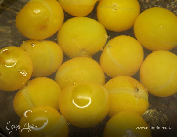 Залить помидорчики кипятком. Дать им постоять минут 10. После этого кожица сойдёт легко. 