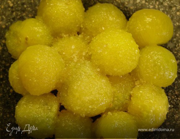 Целые без кожицы помидорки присыпать солью и сахаром. Отставить в сторону.