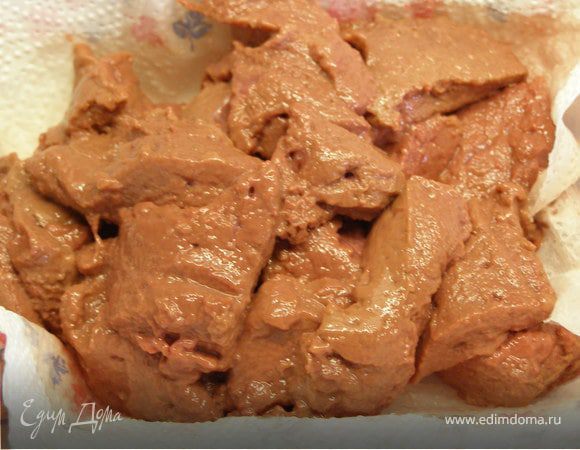 Печень вымыть. Обсушить бумажным полотенцем. Очистить от пленки и прожилок и нарезать небольшими кусочками.