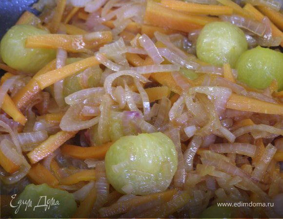 Лук с морковью обжарить на 2 ст.л. оливкового масла. Добавить помидоры и накрыть крышкой. Потомить минут 10 на среднем огне.