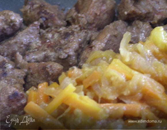 Снизить немного огонь, добавить овощи, накрыть крышкой и потомить минут 7.