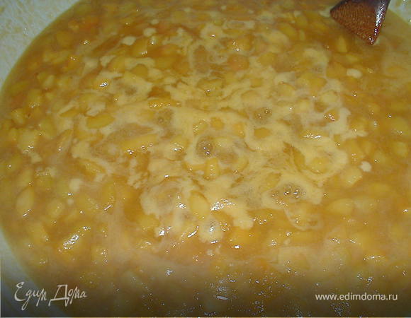 Нарезаем абрикосы и смешиваем с cоком и сахаром, даём сахару раствориться. 