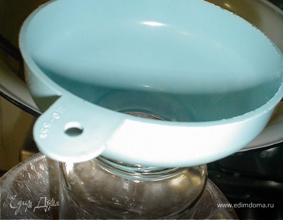 Ставим стерилизоваться банки и когда будете заливать варенье в банки,лучше использовать воронку с широким горлышком,чтобы варенье не расплескивалось и было меньше вероятности, что оно испачкает банку.