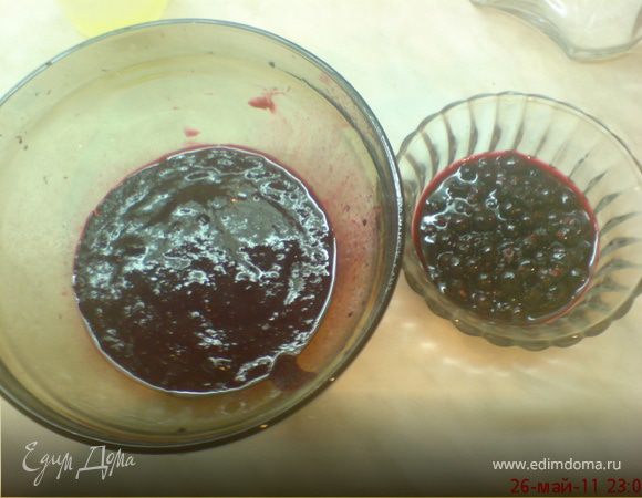 Ягоды проварить 2мин. с 2 ст.л. сахара, отложить 4 ст.л. а остальные измельчить в блендере.