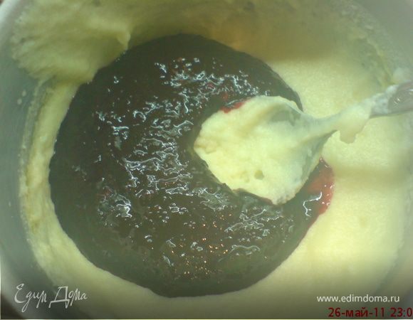 Молоко вскипятить, добавить оставшийся сахар, всыпать манку. Варить помешивая 5 мин. Отделить желток от белка. Желток взбить и ввести в кашу. Добавить ягодное пюре, перемешать. Белок взбить со щепоткой соли и перемешать с охлаженной до теплого массой. 