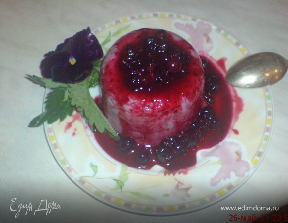 Разложить смесь в 4 формочки. Поставить в холодильник на 20 мин. Подавать, украсив вареными ягодами и полив сиропом. ПРИЯТНОГО АППЕТИТА!!!